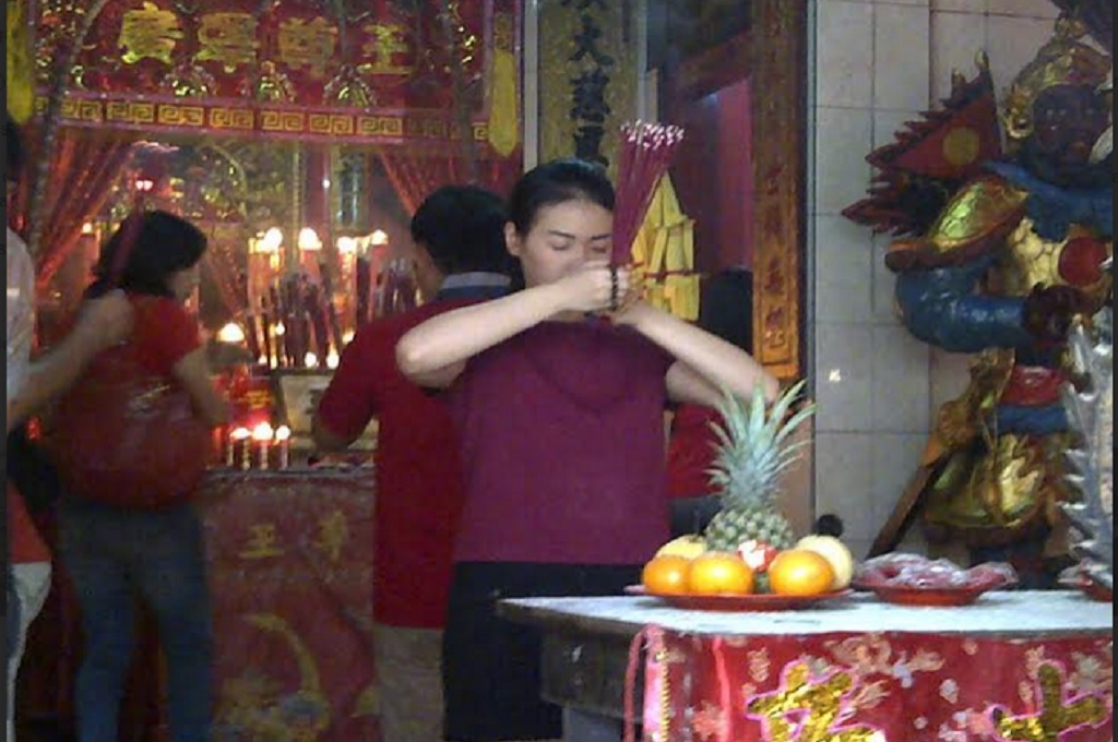 Ke Wihara untuk Nonton Barongsai atau Cari Angpao?